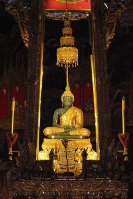  The Emerald Buddha Işıltılı Bir Güven ve Gizemli Bir Sessizlik!